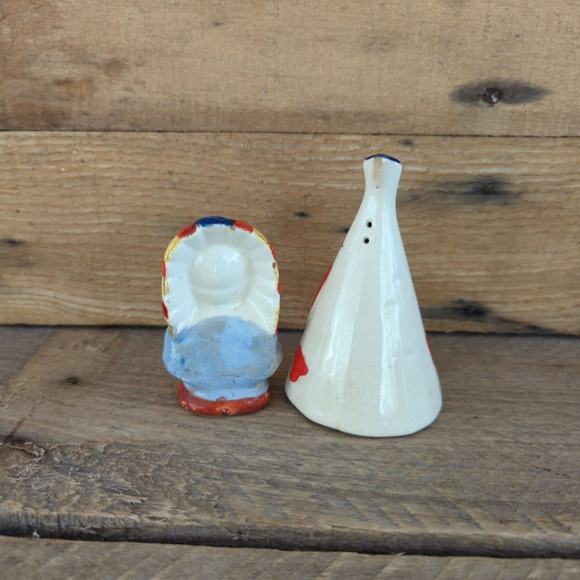 Vintage 1950s Indian Chief and Teepee Ceramic Salt and Pepper Shakers - Picture 6 of 11